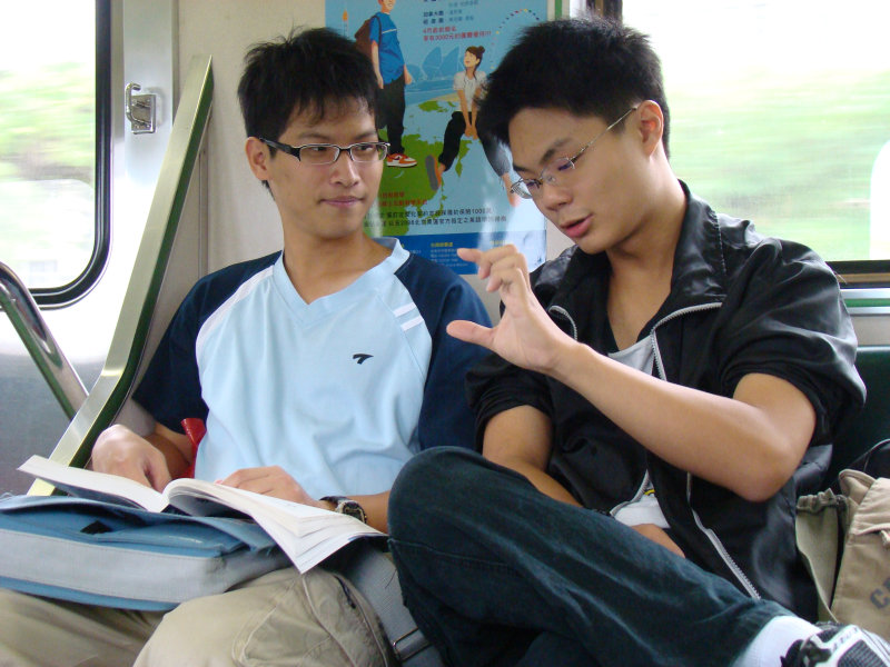 台灣鐵路旅遊攝影電車-區間車交談的旅客2008攝影照片292
