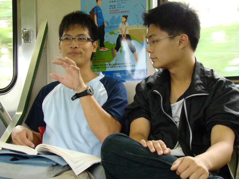 台灣鐵路旅遊攝影電車-區間車交談的旅客2008攝影照片300