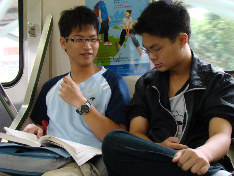 台灣鐵路旅遊攝影電車-區間車交談的旅客2008攝影照片302