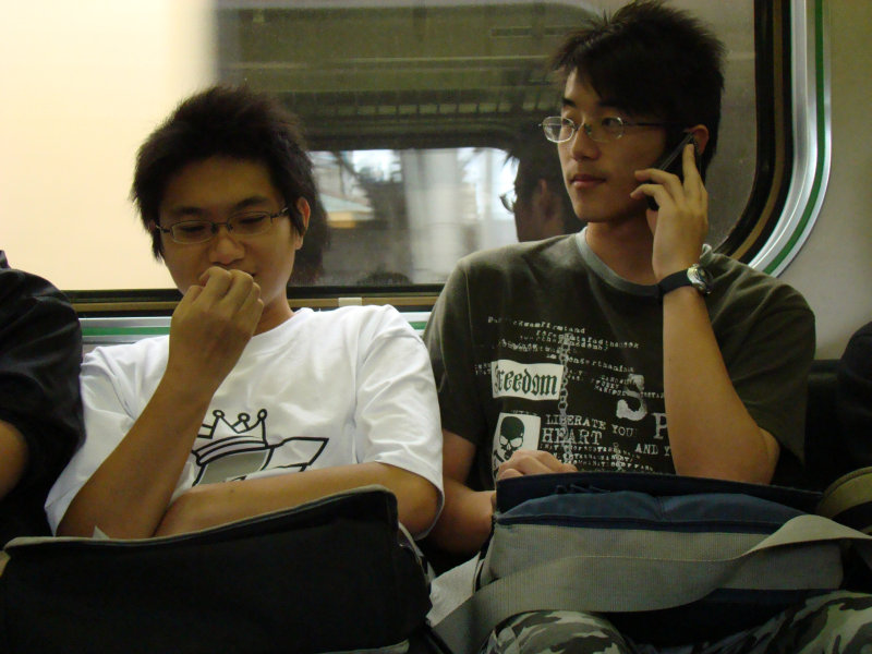 台灣鐵路旅遊攝影電車-區間車交談的旅客2008攝影照片304