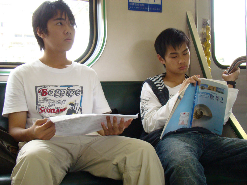 台灣鐵路旅遊攝影電車-區間車交談的旅客2008攝影照片307