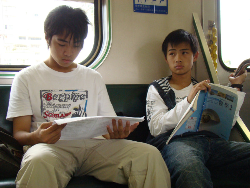 台灣鐵路旅遊攝影電車-區間車交談的旅客2008攝影照片309