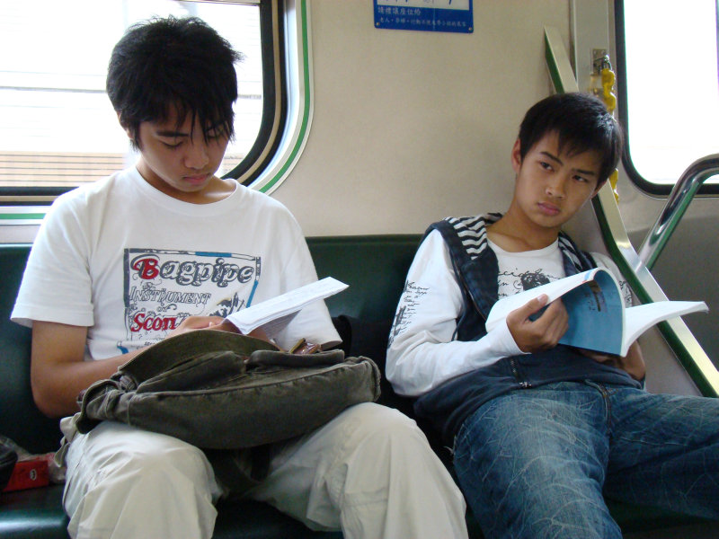 台灣鐵路旅遊攝影電車-區間車交談的旅客2008攝影照片310