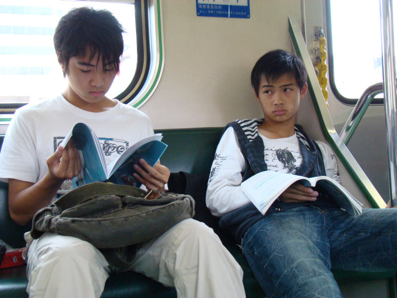 台灣鐵路旅遊攝影電車-區間車交談的旅客2008攝影照片311