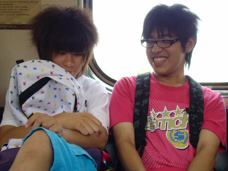 台灣鐵路旅遊攝影電車-區間車交談的旅客2008攝影照片314