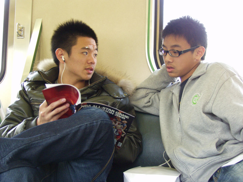 台灣鐵路旅遊攝影電車-區間車交談的旅客2008攝影照片321
