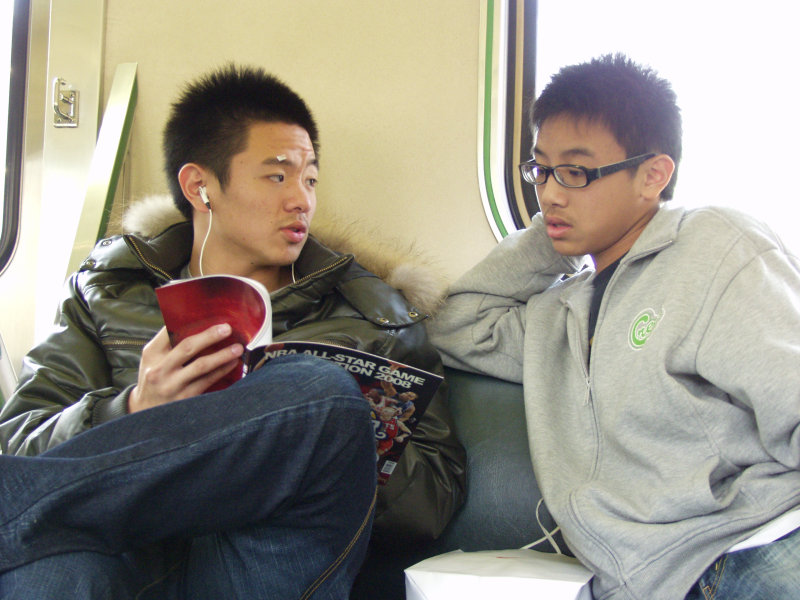 台灣鐵路旅遊攝影電車-區間車交談的旅客2008攝影照片322