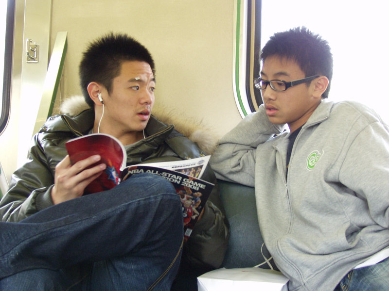 台灣鐵路旅遊攝影電車-區間車交談的旅客2008攝影照片323