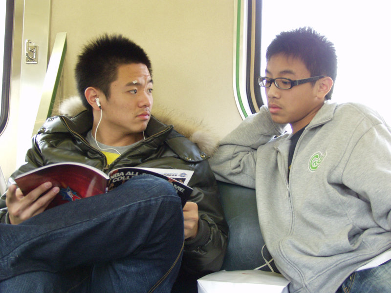 台灣鐵路旅遊攝影電車-區間車交談的旅客2008攝影照片324