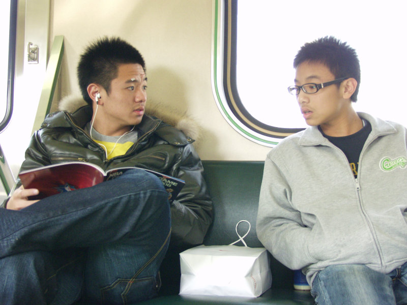 台灣鐵路旅遊攝影電車-區間車交談的旅客2008攝影照片325