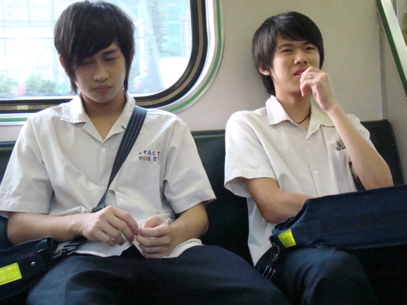 台灣鐵路旅遊攝影電車-區間車交談的旅客2009攝影照片2