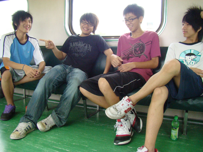 台灣鐵路旅遊攝影電車-區間車交談的旅客2009攝影照片9