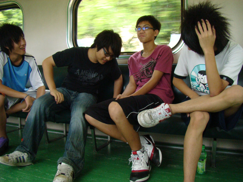 台灣鐵路旅遊攝影電車-區間車交談的旅客2009攝影照片11