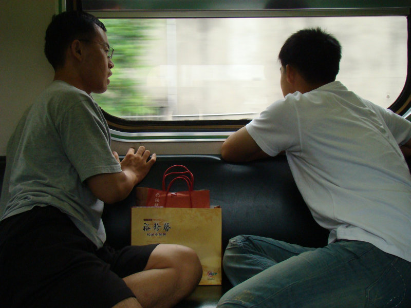 台灣鐵路旅遊攝影電車-區間車交談的旅客2009攝影照片17
