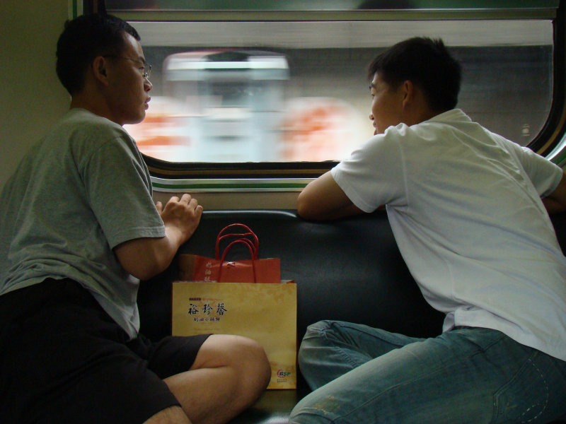 台灣鐵路旅遊攝影電車-區間車交談的旅客2009攝影照片18