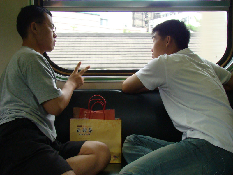 台灣鐵路旅遊攝影電車-區間車交談的旅客2009攝影照片19