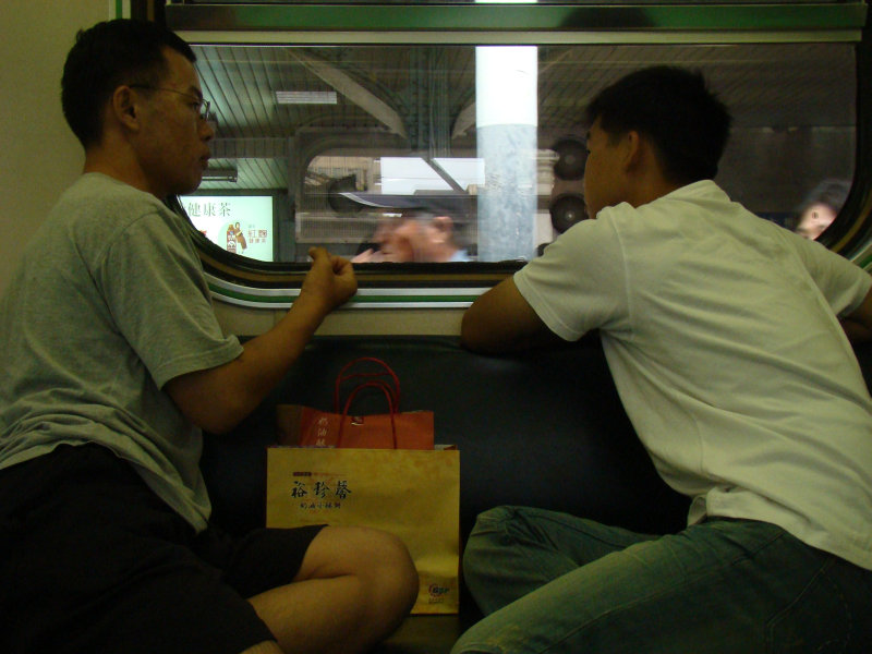 台灣鐵路旅遊攝影電車-區間車交談的旅客2009攝影照片20
