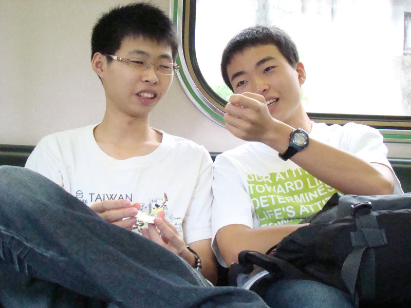 台灣鐵路旅遊攝影電車-區間車交談的旅客2009攝影照片21