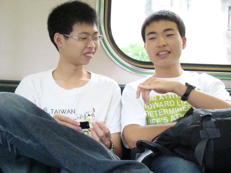 台灣鐵路旅遊攝影電車-區間車交談的旅客2009攝影照片23