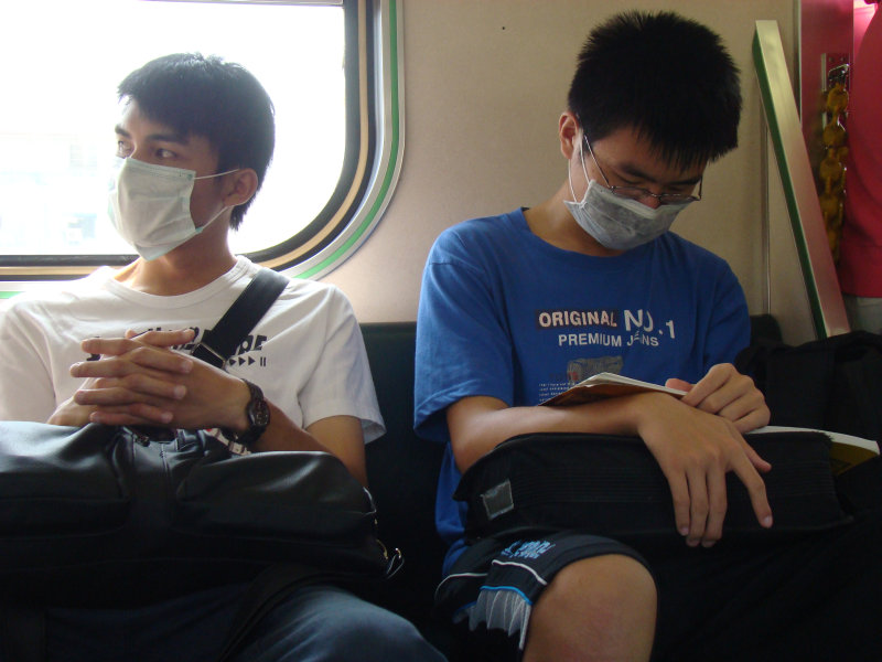 台灣鐵路旅遊攝影電車-區間車交談的旅客2009攝影照片28