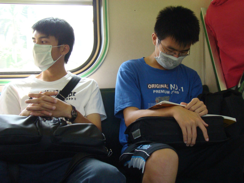 台灣鐵路旅遊攝影電車-區間車交談的旅客2009攝影照片29