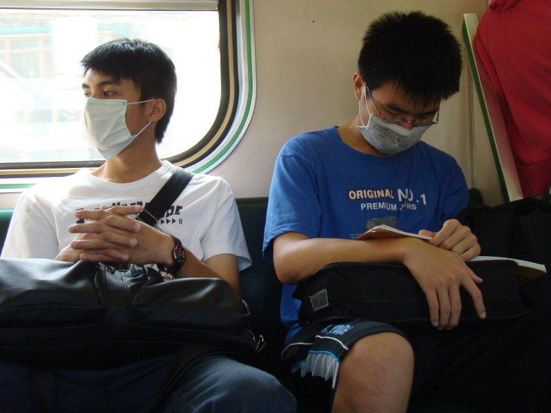 台灣鐵路旅遊攝影電車-區間車交談的旅客2009攝影照片30