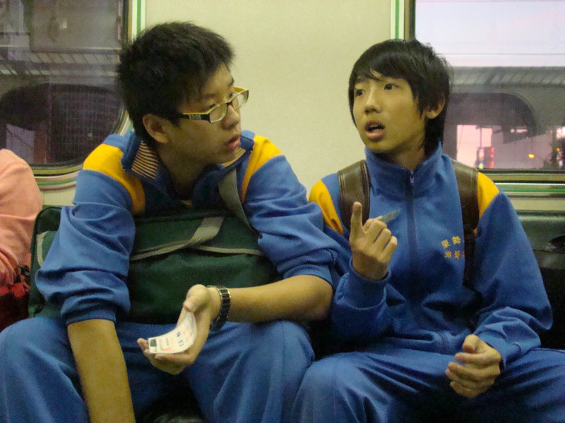 台灣鐵路旅遊攝影電車-區間車交談的旅客2009攝影照片40