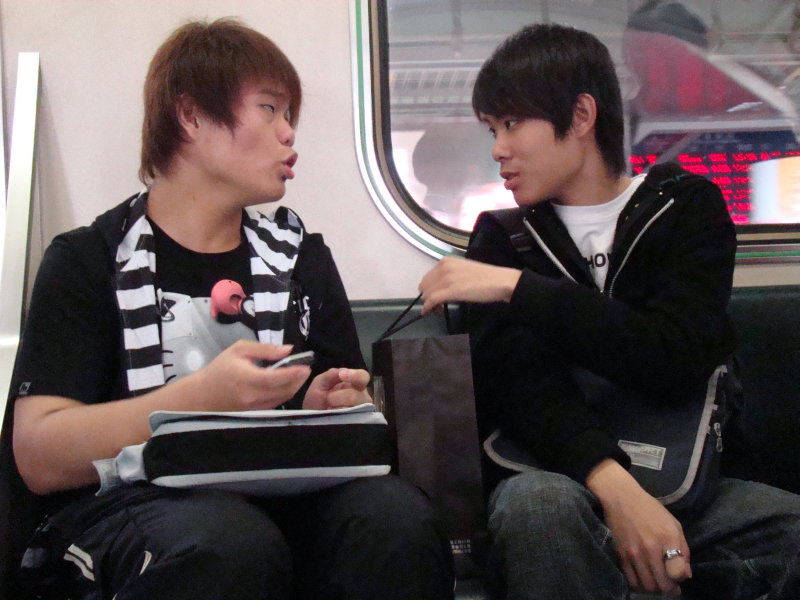 台灣鐵路旅遊攝影電車-區間車交談的旅客2009攝影照片46
