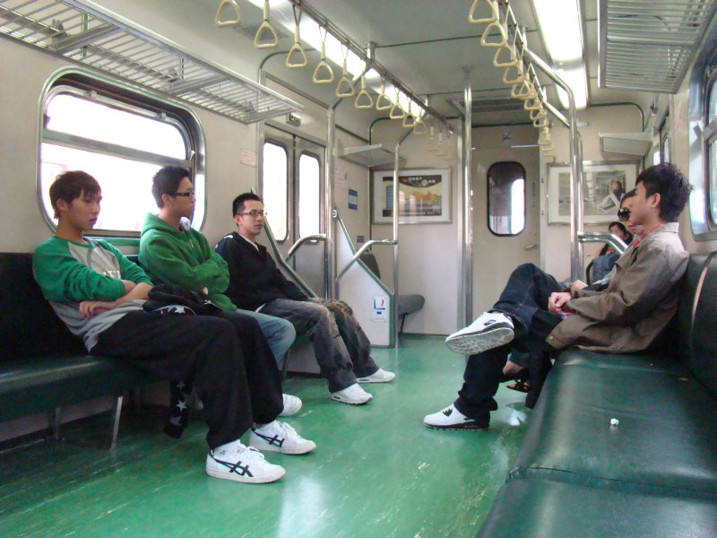 台灣鐵路旅遊攝影電車-區間車交談的旅客2009攝影照片47