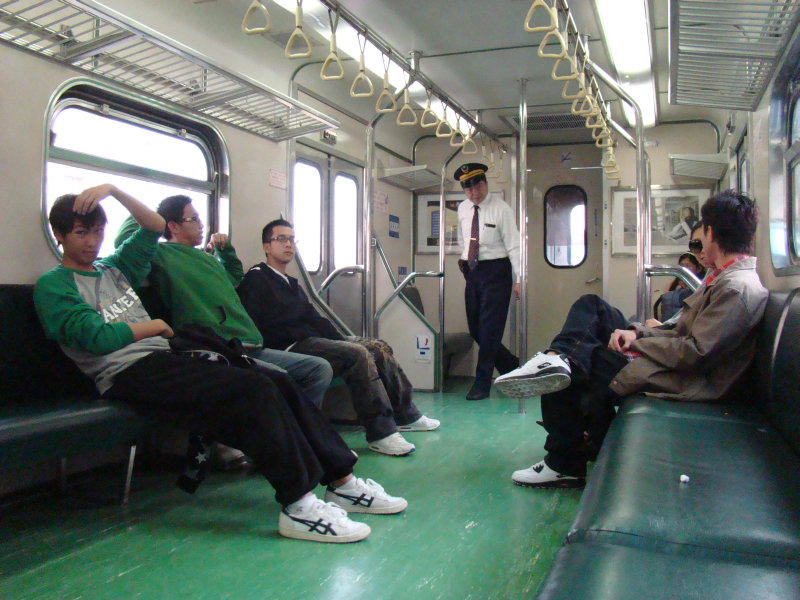 台灣鐵路旅遊攝影電車-區間車交談的旅客2009攝影照片48