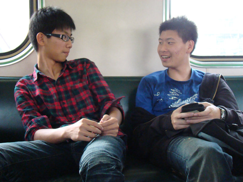 台灣鐵路旅遊攝影電車-區間車交談的旅客2009攝影照片49