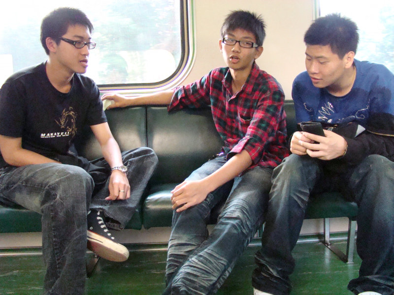 台灣鐵路旅遊攝影電車-區間車交談的旅客2009攝影照片51