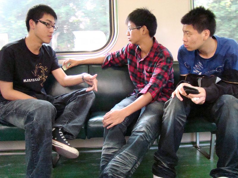 台灣鐵路旅遊攝影電車-區間車交談的旅客2009攝影照片52