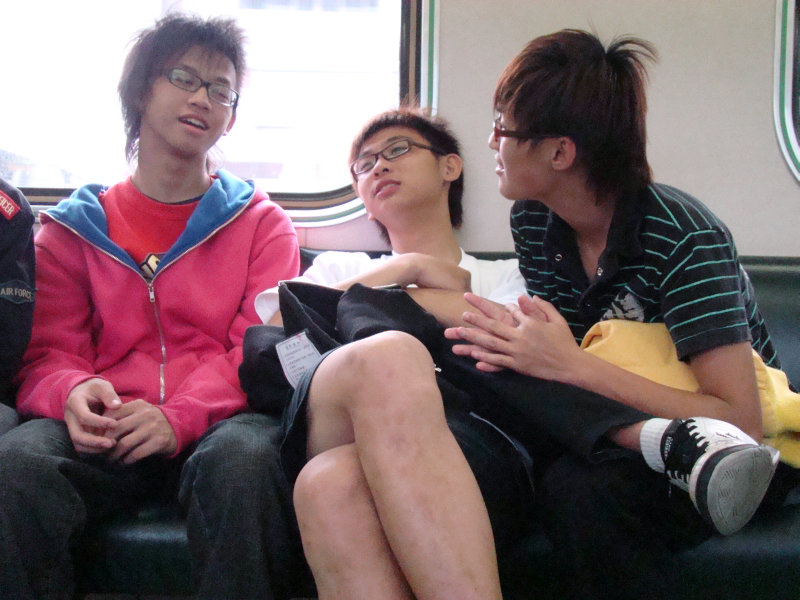 台灣鐵路旅遊攝影電車-區間車交談的旅客2009攝影照片57