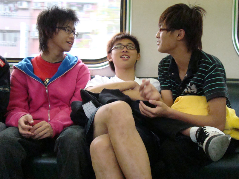 台灣鐵路旅遊攝影電車-區間車交談的旅客2009攝影照片58