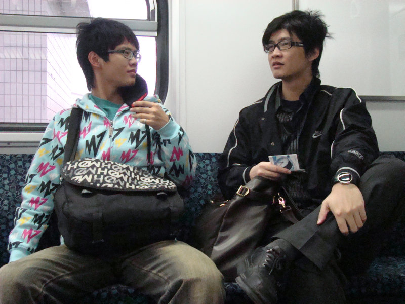 台灣鐵路旅遊攝影電車-區間車交談的旅客2010攝影照片1