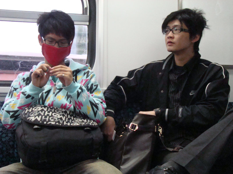 台灣鐵路旅遊攝影電車-區間車交談的旅客2010攝影照片3