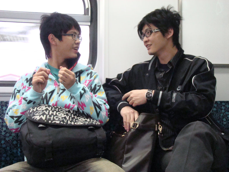 台灣鐵路旅遊攝影電車-區間車交談的旅客2010攝影照片4