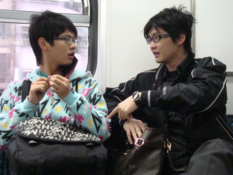 台灣鐵路旅遊攝影電車-區間車交談的旅客2010攝影照片5