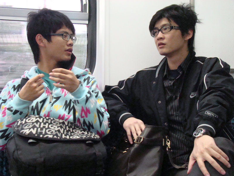 台灣鐵路旅遊攝影電車-區間車交談的旅客2010攝影照片6