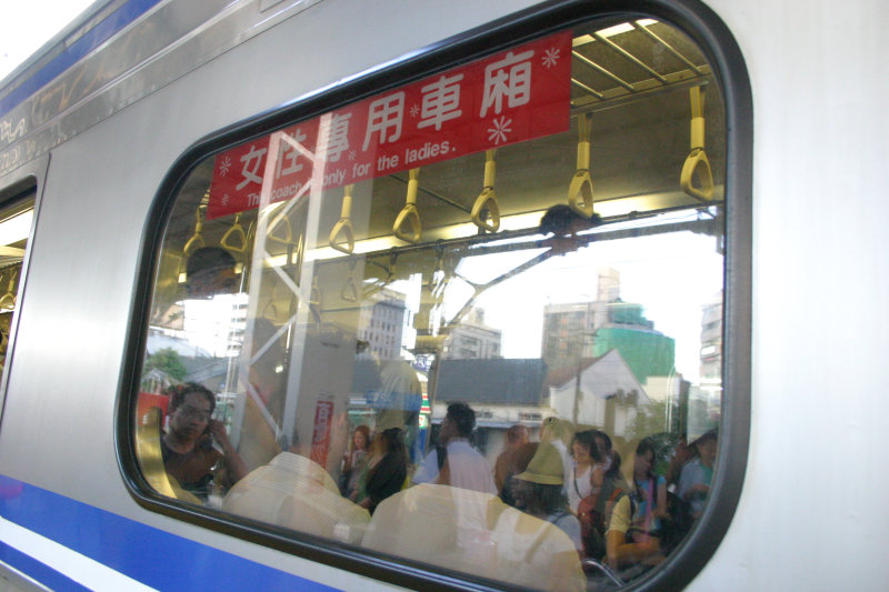 台灣鐵路旅遊攝影電車-區間車女性專用車廂攝影照片1