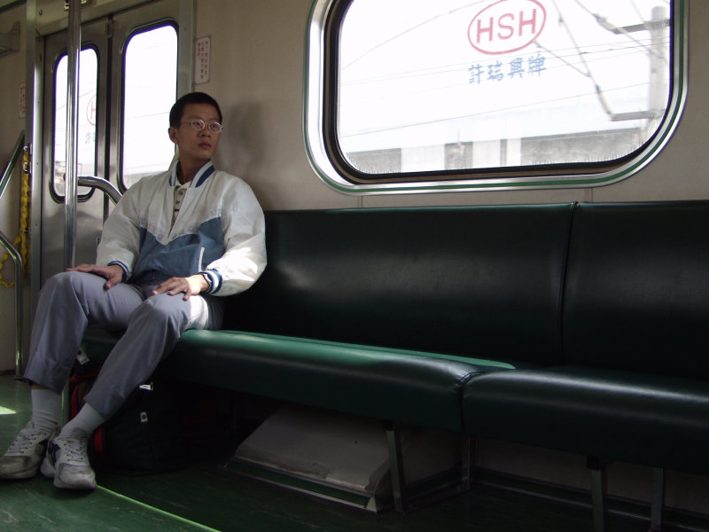 台灣鐵路旅遊攝影電車-區間車旅客特寫2002攝影照片1