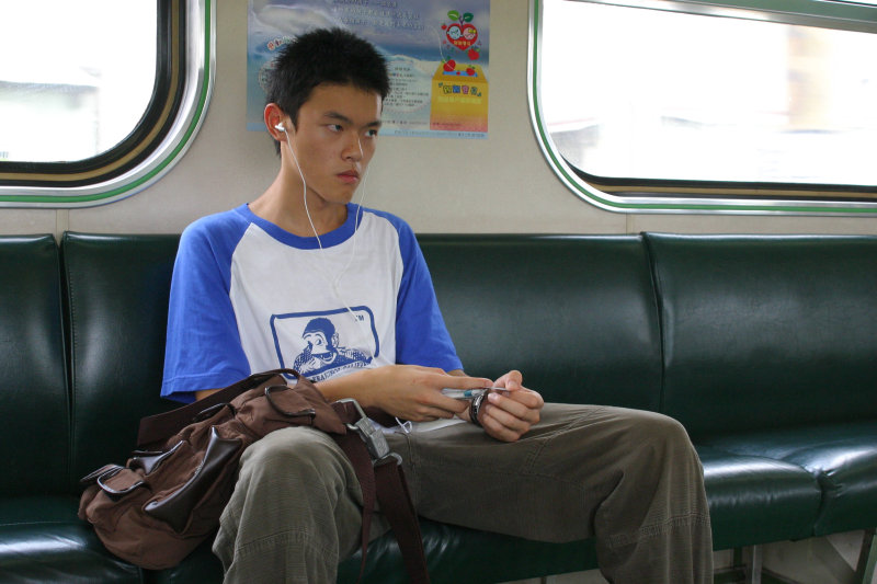 台灣鐵路旅遊攝影電車-區間車旅客特寫2005攝影照片91