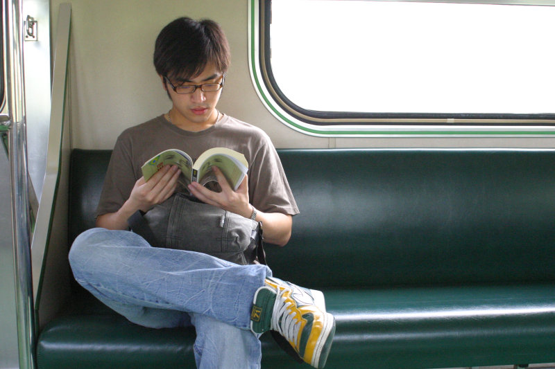台灣鐵路旅遊攝影電車-區間車旅客特寫2005攝影照片195