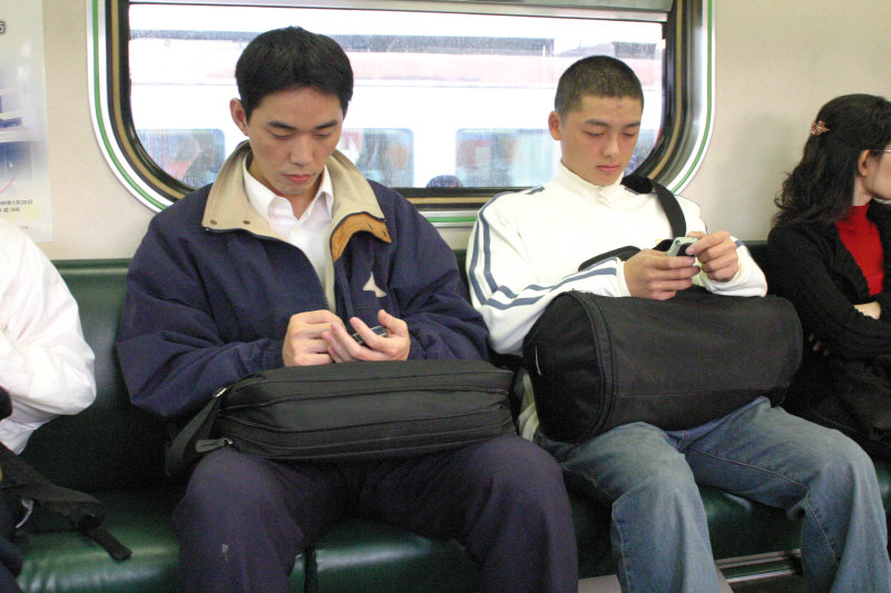 台灣鐵路旅遊攝影電車-區間車旅客特寫2006攝影照片2