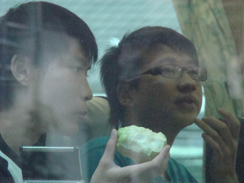 台灣鐵路旅遊攝影電車-區間車窗戶旁的旅客攝影照片5