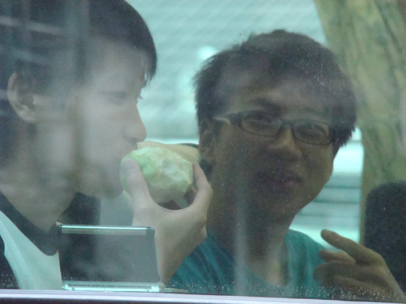 台灣鐵路旅遊攝影電車-區間車窗戶旁的旅客攝影照片7