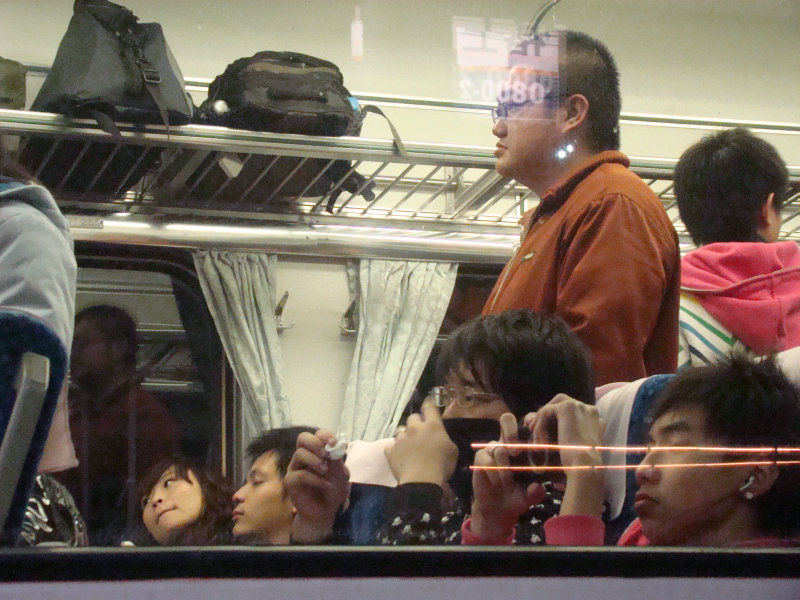 台灣鐵路旅遊攝影電車-區間車窗戶旁的旅客攝影照片14