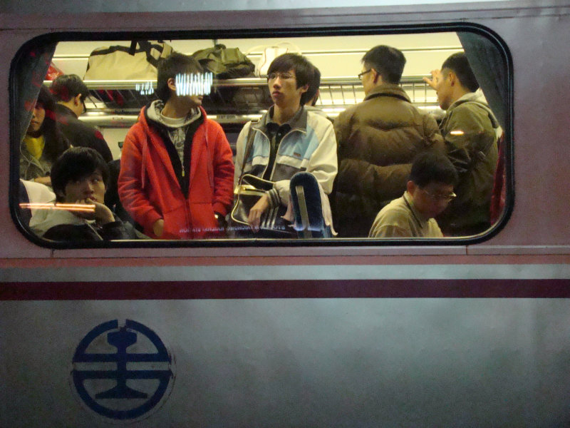 台灣鐵路旅遊攝影電車-區間車窗戶旁的旅客攝影照片15
