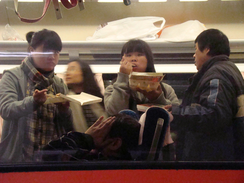 台灣鐵路旅遊攝影電車-區間車窗戶旁的旅客攝影照片20